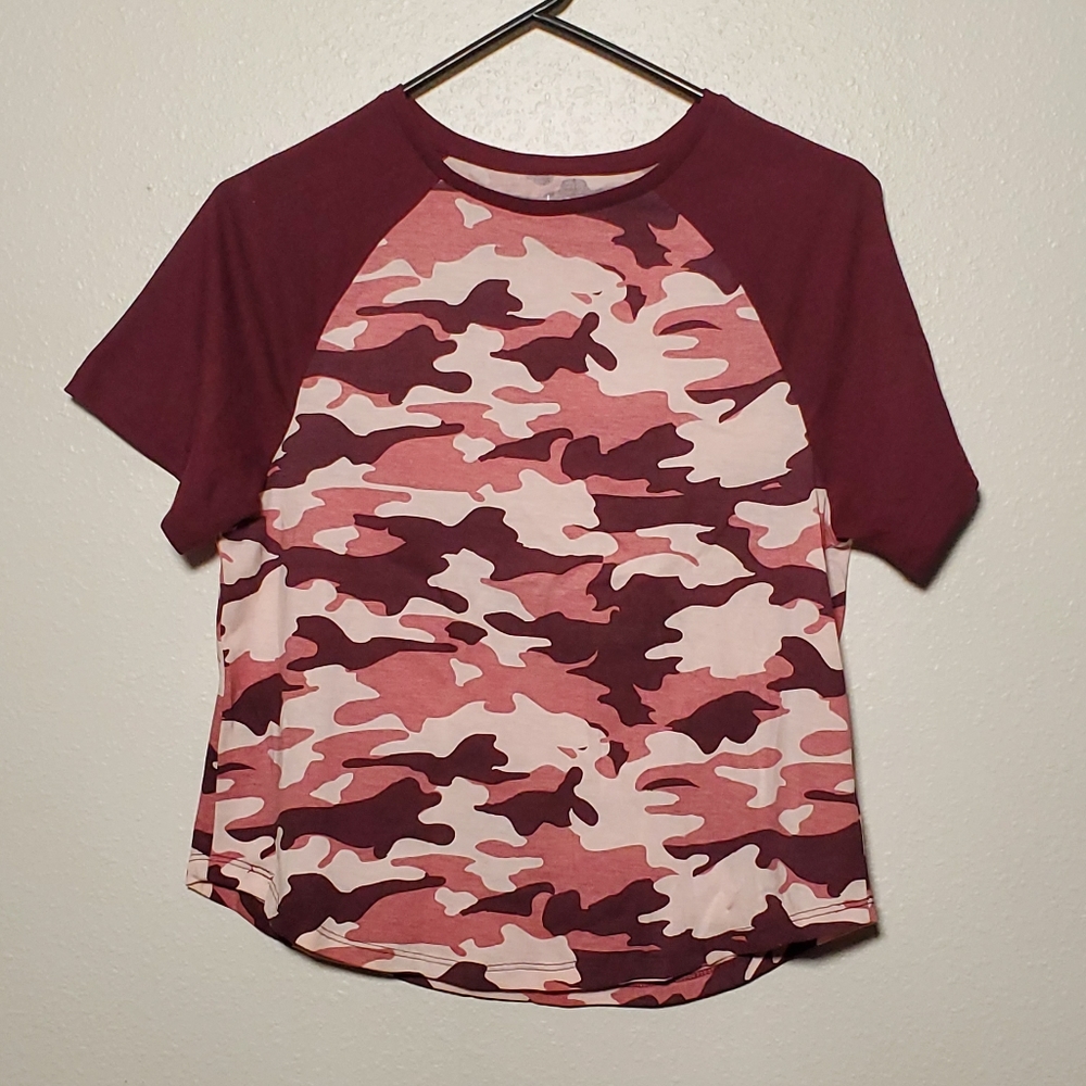 Dip crop top maroon camo top